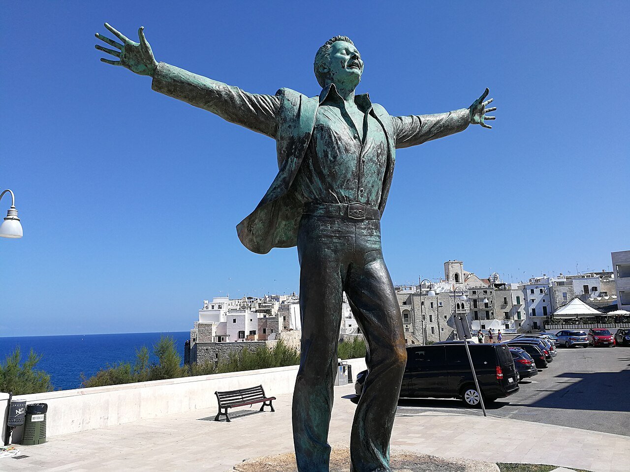 도메니코 모두뇨 동상 인근 (Near Statue of Domenico Modugno)